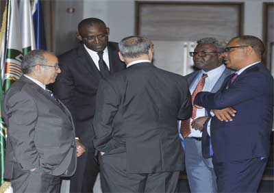 Autorités et groupes armés maliens entament les discussions