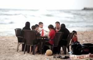 عائلات سكيكدة تفضّل الافطار على الشّاطئ