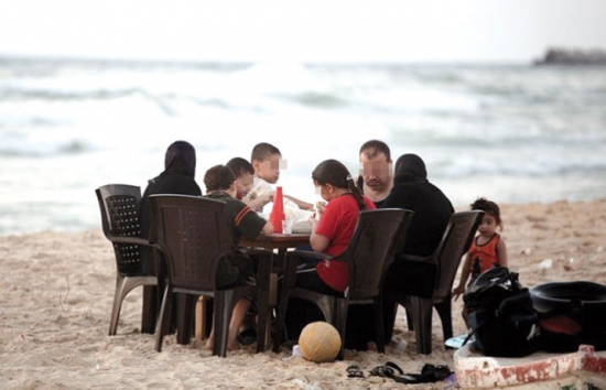 عائلات سكيكدة تفضّل الافطار على الشّاطئ