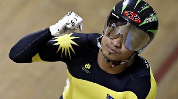 تحذير متسابق دراجات ماليزي لارتدائه قفازات 