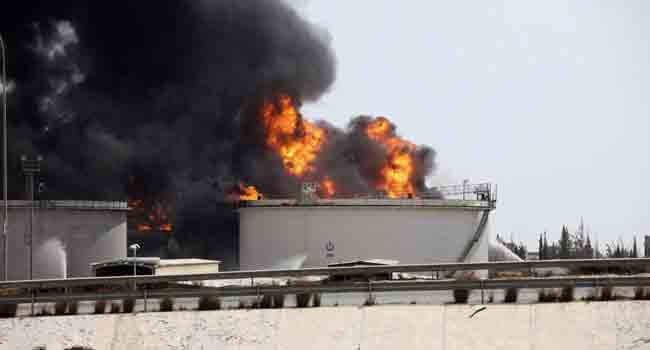 Les combats entre miliciens compliquent l'extinction de l'incendie à Tripoli