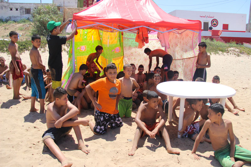 الأطفال المعوزون ببوياقور في خرجة الى شاطئ البرج الأبيض