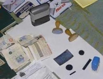 توقيف مزوري وثائق رسمية وتقليد أختام الدولة بتيارت