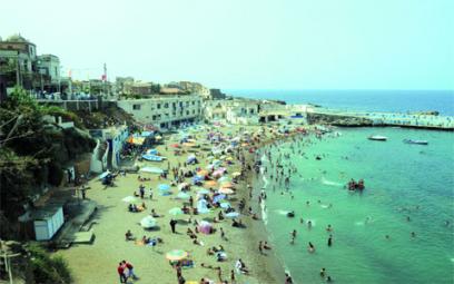 Les jeunes squatteurs des plages, les seuls maîtres à bord