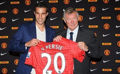 مانشستر يونايتد يتصدر قائمة القمصان الاكثر مبيعاً في الدوري الانجليزي بفضل فان بيرسي