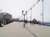 Sur le grand boulevard de Marsa Ben-M'hidi, de jour comme de nuit