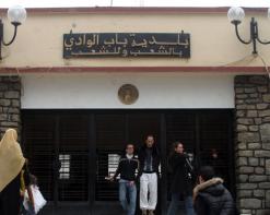 سكان عمر وهيب والثكنة يحتجون أمام دائرة باب الوادي مطالبين بالترحيل