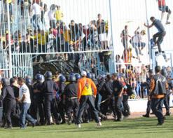 العنف في الملاعب من أسلحة بيضاء وحمض الملح إلى العودة للحجارة