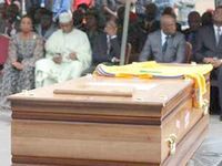 Après une nuit de transit à Paris, la dépouille d'Ebossé est arrivée au Cameroun