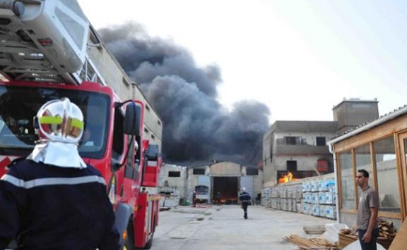 حريق ورشة لصناعة البوليستار التابعة لمجمع بن حمادي في برج بوعريريج