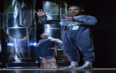 Mascara en lice avec une 'uvre futuriste