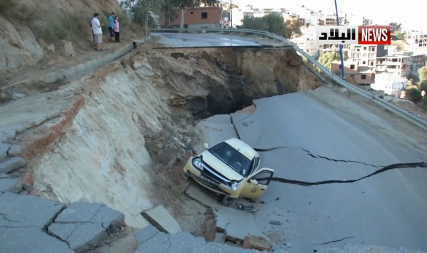 بالفيديو .. انهيار طريق بولاية عنابة