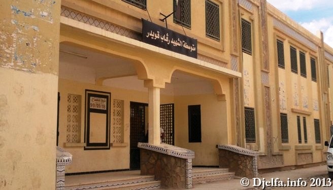 وقفة احتجاجية لطاقم متوسطة 