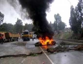 سكان بني ياجيس يغلقون الطريق الوطني رقم77 بين جيجل وسطيف