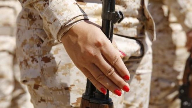 طلاء الأظافر والبندقية ملامح في معسكر عراقي