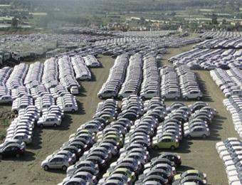 نشوب حريق بفضاء تجاري لبيع سيارات 