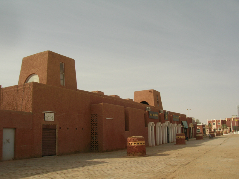 La place des Martyrs à Adrar : déserte le jour, grouillante le soir
