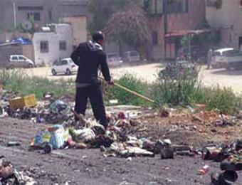 شاب يزيل طنا من النفايات ويغرس 100 شجرة في تبسة