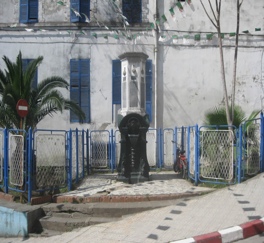 Cippe Romain de LAMBESE face au siège de la Mairie de Béjaia