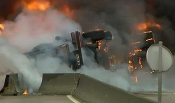 انفجار شاحنة نقل وقود على الطريق السيار بالدار البيضاء بالجزائر العاصمة