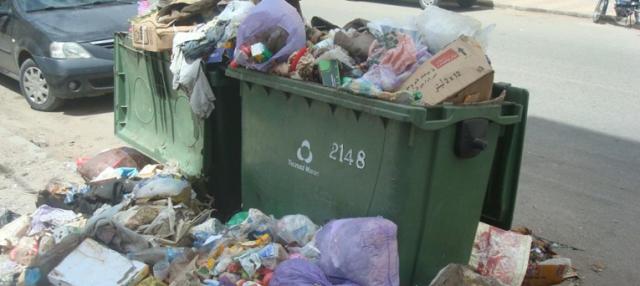 انتشار النفايات بحي