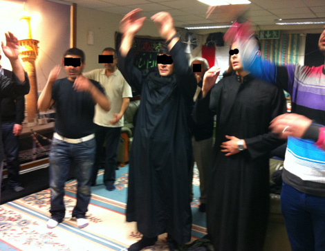 متشيعة تخترق الصفوف في صلاة الجمعة بسكيكدة وتلعن أبا بكر وعمر