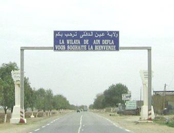 سكان قرية عين الدفلى بالبرج يغلقون الطريق الوطني رقم 05