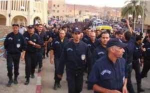 المئات من عناصر الشرطة يحتجّون في غرداية