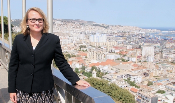 سفيرة أمريكا بالجزائر تمارس رياضة الركض بغابة بوشاوي بالعاصمة