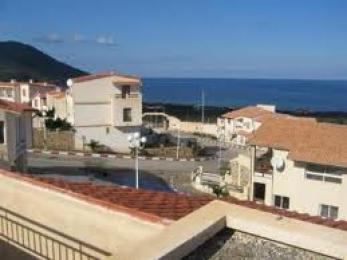 التلاميذ المطرودون من ثانوية برباشة في بجاية يقطعون الطريق الوطني رقم 75