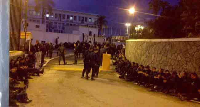 Des centaines de policiers passent la nuit devant le Palais du Gouvernent à Alger
