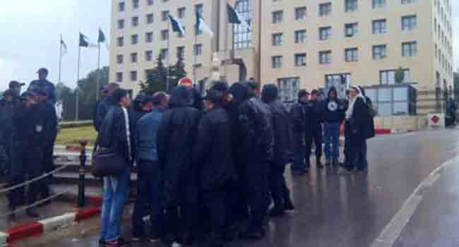 Devant le siège de la Présidence, les policiers exigent d'être reçus par Abdelmalek Sellal