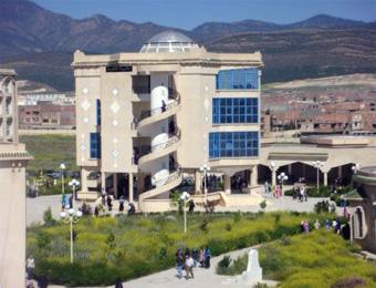 طلبة جامعة باتنة ينظّمون مسيرة احتجاجية داخل الجامعة