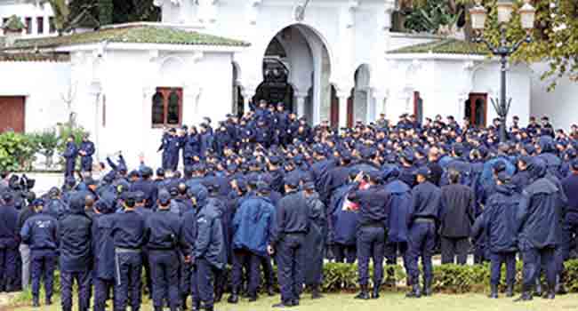 Algérie - Les policiers reprennent la protestation, l'armée déployée autour de la Présidence