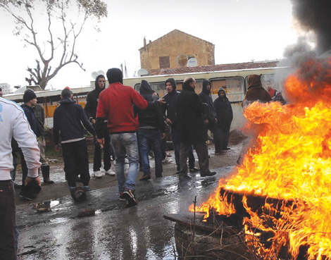 عشرات السكان يحتجون ويشلون حركة المرور بعاصمة ولاية المسيلة