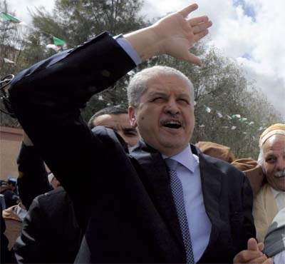 Sellal achève sa visite dans les wilayas de Tamanrasset et Adrar