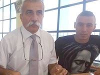 Il s'attable et partage le repas de ses étudiants