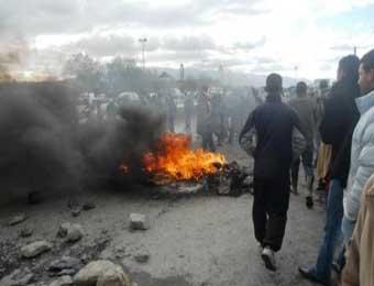 سكان بوزقان بتيزي وزو يغلقون مقر الدائرة والبلدية والضرائب