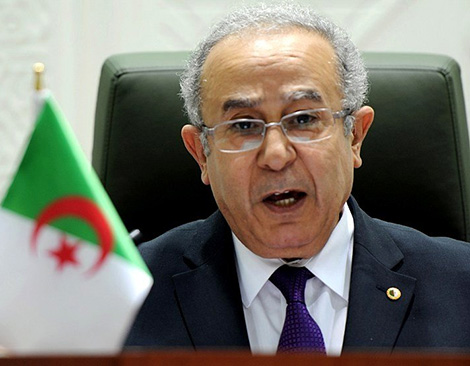 جزائريون يهانون أمام القنصلية بنانتير في فرنسا