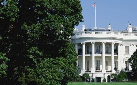 بالفيديو.. رجل يقتحم سور البيت الأبيض والكلاب تمسكه