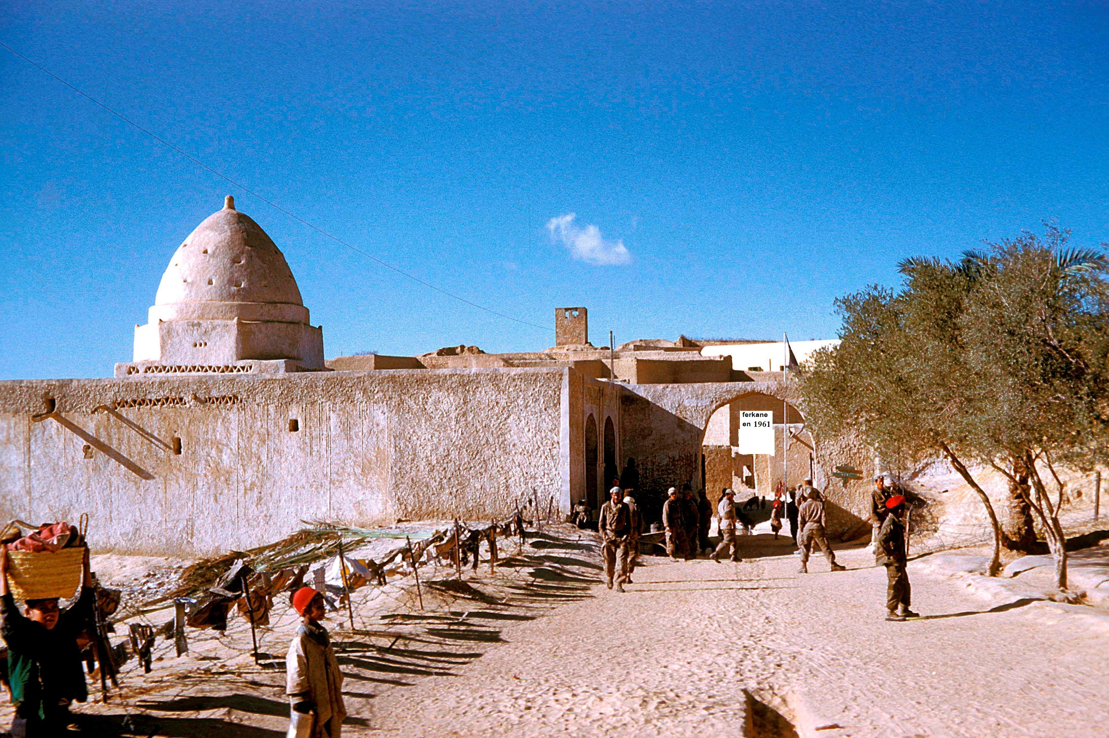 porte du village de ferkane en 1961