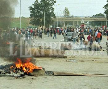 Les citoyens ferment la Route nationale