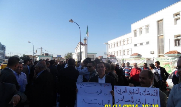 محتجون يحاصرون وزيرة التربية نورية بن غبريط بمستغانم