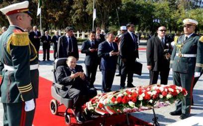 Bouteflika se recueille au cimetière d'ElAlia à la mémoire des martyrs