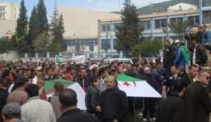 ضحايا الإرهاب بغليزان يحتجون أمام مقر الولاية