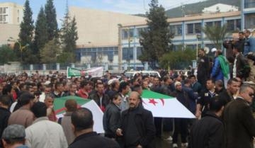 ضحايا الإرهاب بغليزان يحتجون أمام مقر الولاية