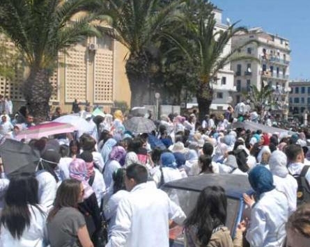 طلبة جامعة الجيلالي اليابس بسيدي بلعباس يحتجون