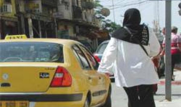 توقيف صاحب سيارة أجرة حولها إلى وسيلة لترويج المشروبات الكحولية بالبيض