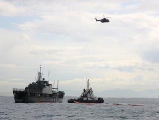 Les forces navales effectuent un exercice de lutte contre une pollution marine