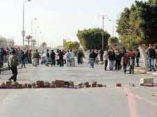 سكان قرية عين تراب يقطعون الطريق بسكيكدة